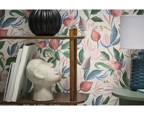 Kameroverzicht met plank, tafellamp en behang met plantenmotief