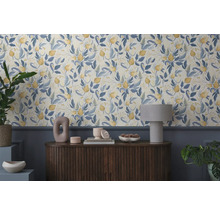 Kamerweergave met behang met bloemmotief en houten dressoir met decoratieve objecten