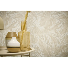 Decoratief behang met plantmotief en vazen op een tafel