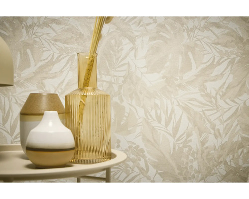 Decoratief behang met plantmotief en vazen op een tafel