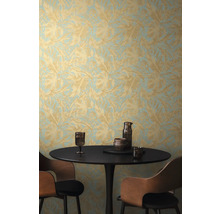 Scene met een tafel, stoelen en een muur met behang met bladmotief.