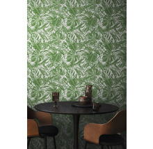 Eetkamer met groen bladerbehang, ronde tafel en stoelen
