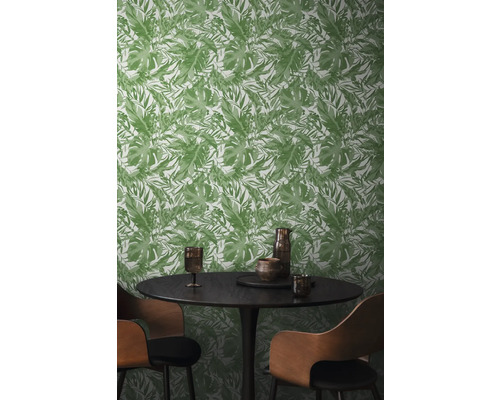 Eetkamer met groen bladerbehang, ronde tafel en stoelen