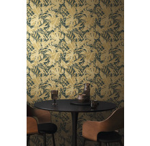 Een kamer met een behang met bladmotief, een eettafel en stoelen.