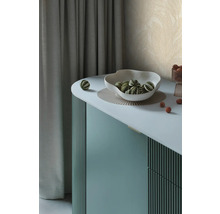 Decoratieve dressoir met schaal en groen gestreepte ballen op een ondergrond.