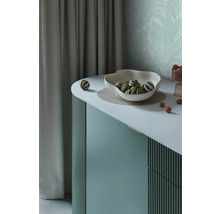 Decoratief dressoir met schaal en ballen als ruimtelijke inrichting.