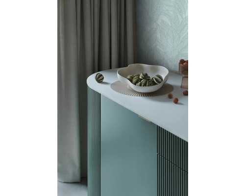 Decoratief dressoir met schaal en ballen als ruimtelijke inrichting.