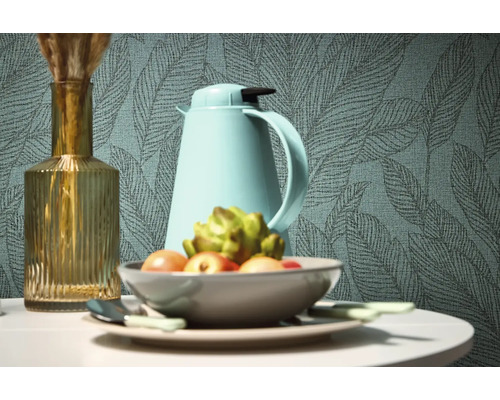 Decoratief stilleven met vaas, thermoskan en fruitschaal voor een behang met bladmotief.