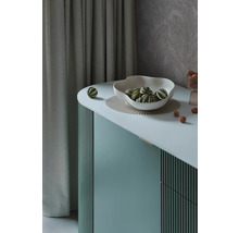 Decoratief interieur met schaal, ballen en commode