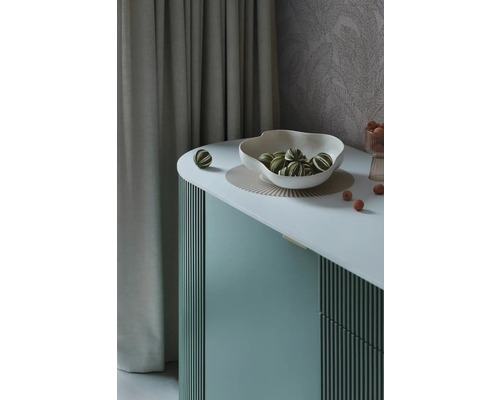 Decoratief interieur met schaal, ballen en commode