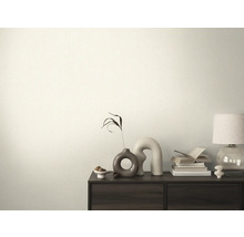 Decoratieve kamer met een dressoir, met daarop boeken, een lamp en vazen.