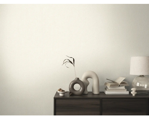 Decoratieve kamer met een dressoir, met daarop boeken, een lamp en vazen.