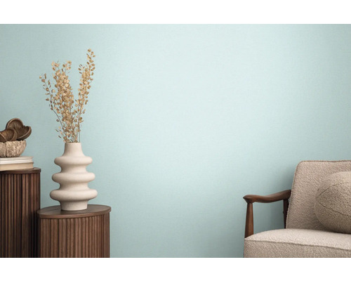 Woonkamer met fauteuil, houten tafel en decoratieve vaas