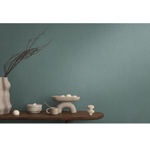 Close-up van een muur met een getextureerd behang dat een rustige en natuurlijke sfeer creëert