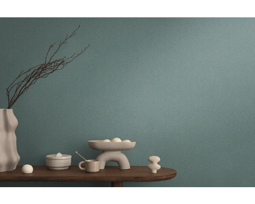 Close-up van een muur met een getextureerd behang dat een rustige en natuurlijke sfeer creëert