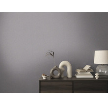 Decoratieve kamer met textielbehang en dressoir