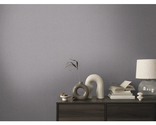 Decoratieve kamer met textielbehang en dressoir