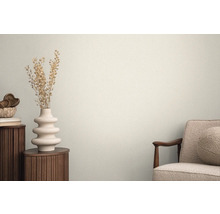 Decoratief interieur met vaas, droogbloemen en fauteuil