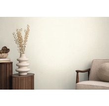 Woonkameropstelling met bijzettafel, vaas met droogbloemen en fauteuil