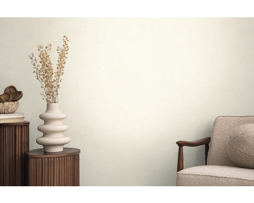 Woonkameropstelling met bijzettafel, vaas met droogbloemen en fauteuil