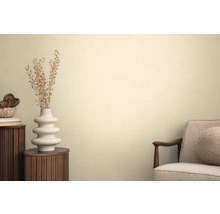 Decoratief interieur met dressoir, vaas met droogbloemen en fauteuil