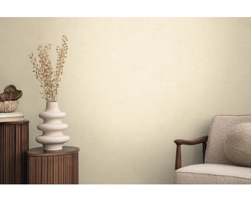 Decoratief interieur met dressoir, vaas met droogbloemen en fauteuil