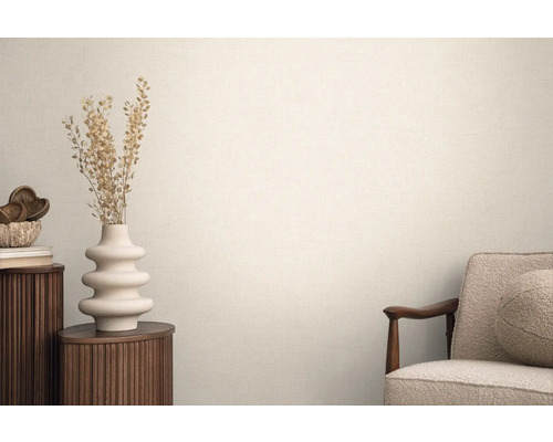 Woonkamer met vaas en fauteuil