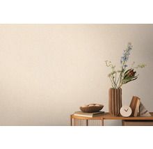 Close-up van een gestructureerd behang naast een tafel met decoraties