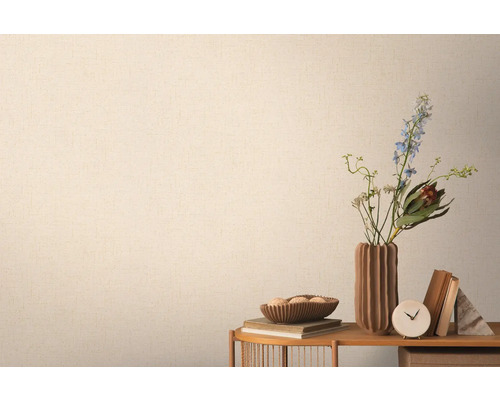 Close-up van een gestructureerd behang naast een tafel met decoraties