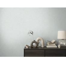 Woonkamer met patroonbehang en dressoir met decoratieve elementen.