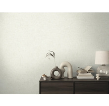 Wanddecoratie met licht patroonbehang en donkere houten kast met decoraties