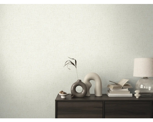 Wanddecoratie met licht patroonbehang en donkere houten kast met decoraties