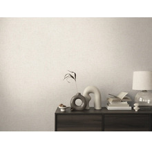 Decoratieve kamer met behang met patroon en donkerhouten kast