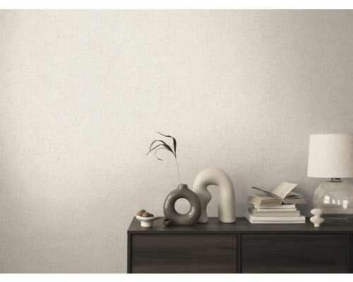 Decoratieve kamer met behang met patroon en donkerhouten kast