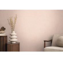 Kameroverzicht met textielbehang, stoel en decoratie