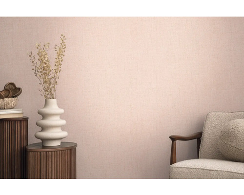 Kameroverzicht met textielbehang, stoel en decoratie