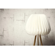 Staande lamp met geplooide kap en houten voet