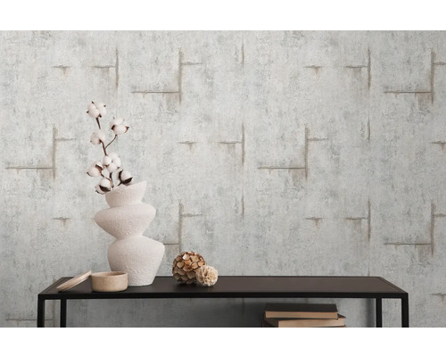 Behang in betonlook met plank en decoratie