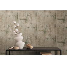 Decoratieve kamer met patroonbehang, vaas en tafel