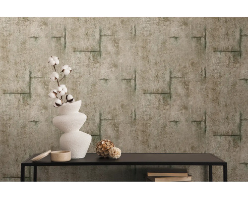 Decoratieve kamer met patroonbehang, vaas en tafel