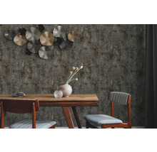 Decoratieve eetkamer met behang met patroon, houten tafel en stoelen.