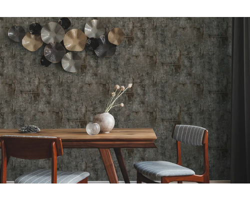 Decoratieve eetkamer met behang met patroon, houten tafel en stoelen.