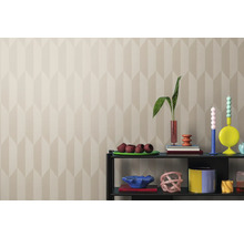 Interieurfoto van een kamer met een patroonbehang en een plank met decoratieve objecten