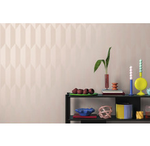 Decoratieve items op een plank voor een muur met een geometrisch patroon