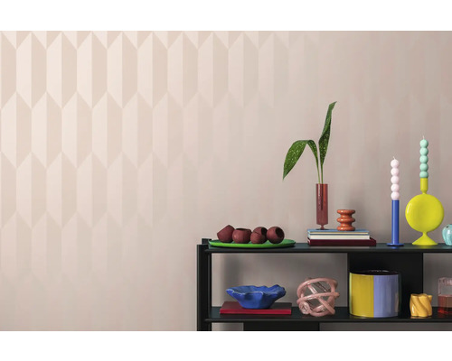 Decoratieve items op een plank voor een muur met een geometrisch patroon