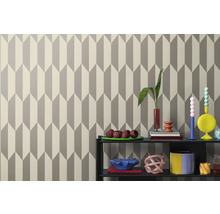 Behang met geometrisch pijldessin achter een rek met decoraties.