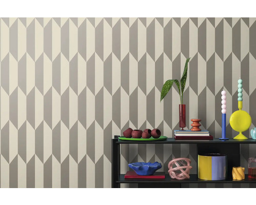 Behang met geometrisch pijldessin achter een rek met decoraties.