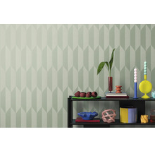 Interieur met geometrisch behang en een plank met decoratieve objecten