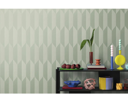 Interieur met geometrisch behang en een plank met decoratieve objecten