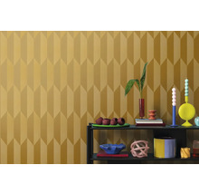 Gemusterde wand met decoratieve objecten op een plank